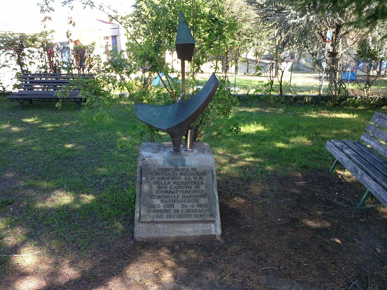Monumento a Mora, scultura in bronzo situata in un parco, dedicata a un evento significativo.
