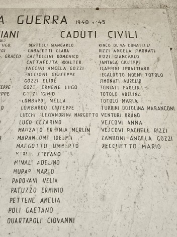 Lapide commemorativa ai caduti della guerra 1940-45, con nomi di militari e civili.