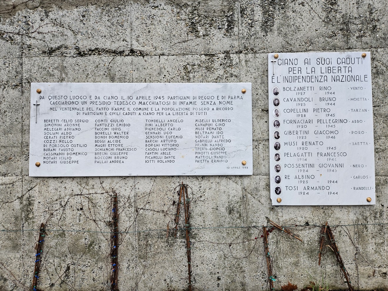 Monumento ai Caduti Partigiani e Civili di Ciano, con targhe commemorative incise sulla pietra.
