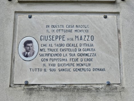Lapide commemorativa di Giuseppe Mazzo, con dettagli sulla sua vita e il sacrificio durante la giovinezza.