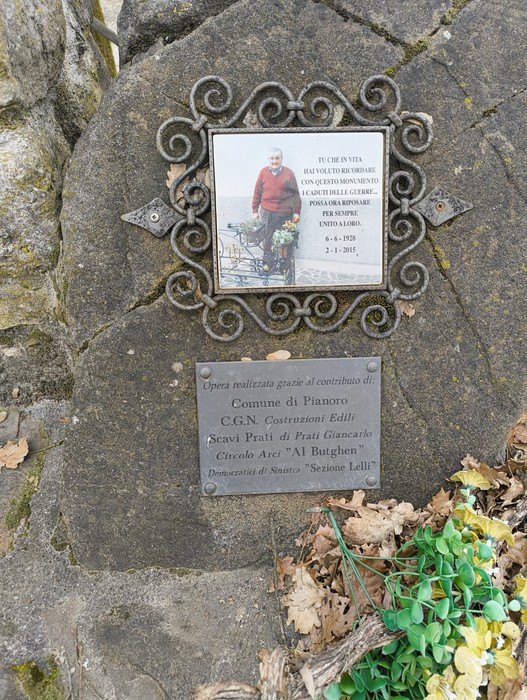 Monumento ai caduti di Botteghino di Zocca, con dedica e informazioni storiche su una pietra.