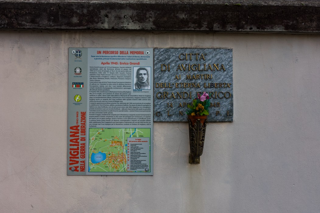 Lapide commemorativa dedicata a Enrico Grandi, situata ad Avigliana, in memoria della sua libertà.