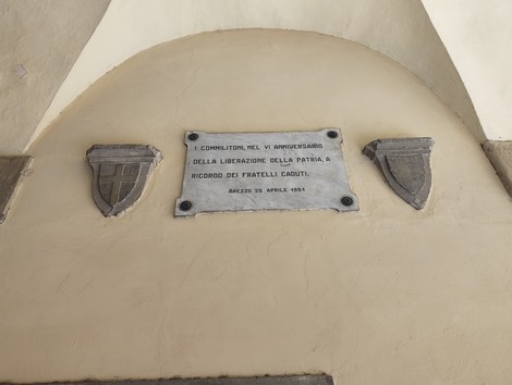 Lapide commemorativa ai caduti della Liberazione, con stemmi e dedica in memoria dei frati caduti.