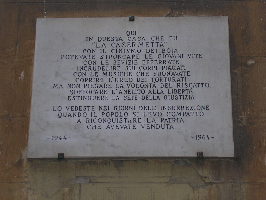 Lapide commemorativa della "Casermetta", simbolo di lotta e resistenza contro le violenze del passato.
