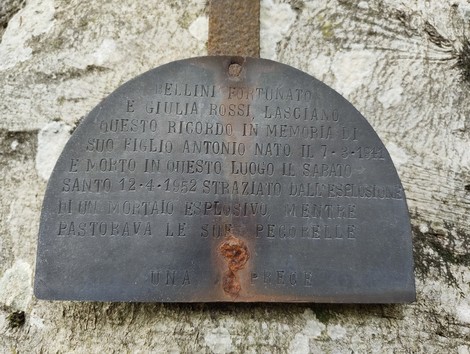 La croce commemorativa a Bellini, con iscrizioni in memoria di Antonio Russo e del suo sacrificio.