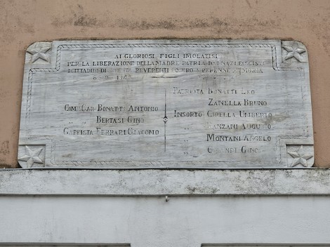 Lapide commemorativa dedicata ai caduti per la Liberazione, con nomi incisi in memoria dei combattenti.