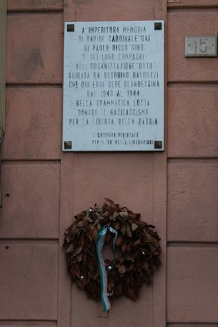 Lapide commemorativa dedicata a Davide Cardinale e Risso, con una corona di alloro sotto.