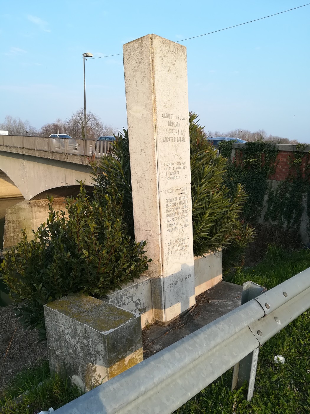 Cippo commemorativo della Brigata Trentin, dedicato ai caduti in segno di rispetto e memoria.