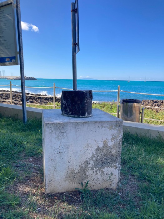 Monumento commemorativo dedicato al bombardamento di Castiglioncello, con vista sul mare.