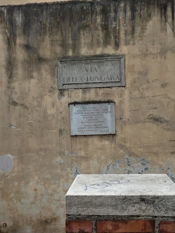 Lapide commemorativa affissa su un muro, dedicata a un collegio militare e alla via della Lungara.