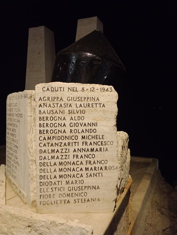 Monumento commemorativo dedicato ai caduti, con nomi incisi di coloro che hanno perso la vita.