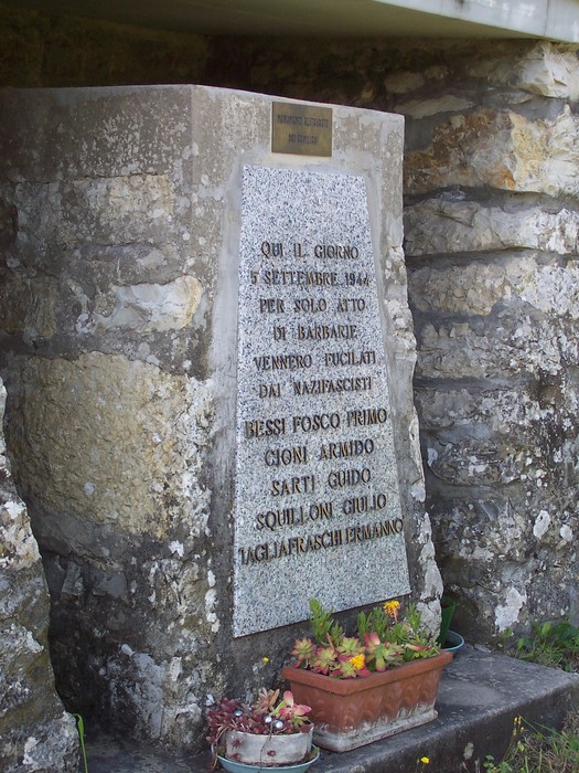Cippo commemorativo ai caduti di Sommaia, dedicato alle vittime dell'inerzia nazifascista.