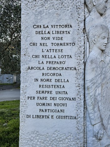 Monumento alla Resistenza, opera che celebra la libertà e il sacrificio nella lotta per i diritti umani.