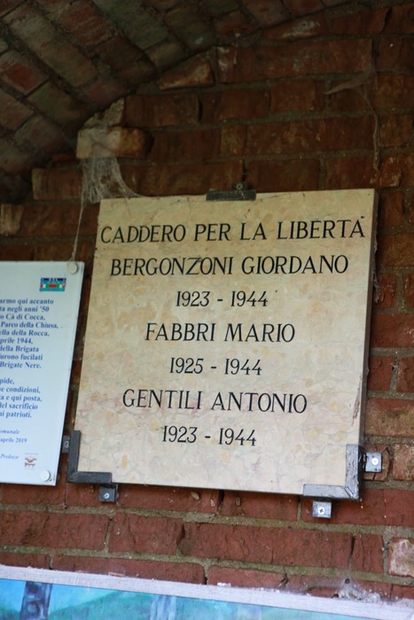 Lapide commemorativa dedicata a Bergonzoni, Fabbri e Gentili, simbolo di libertà e resistenza.