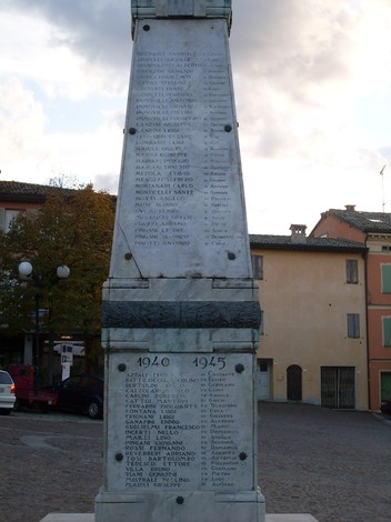 Monumento ai Caduti di Ciano d'Enza, commemorazione in marmo dedicata ai soldati della Prima e Seconda Guerra Mondiale.