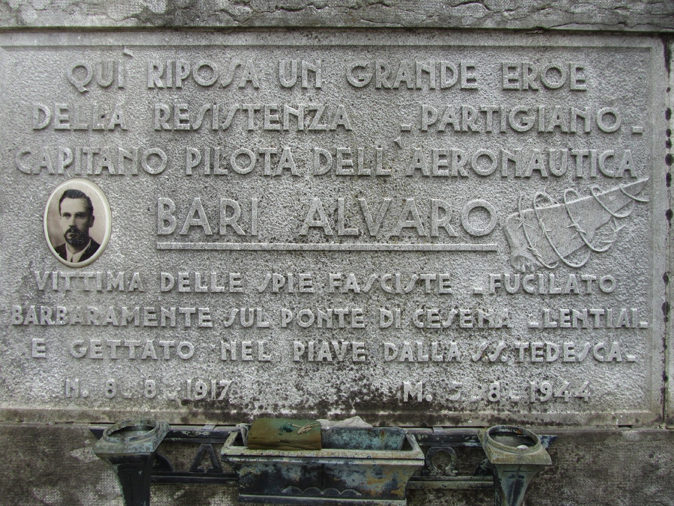 Sepolcro di Bari, monumento commemorativo dedicato a un eroe dell'aeronautica, con incisa la sua storia.