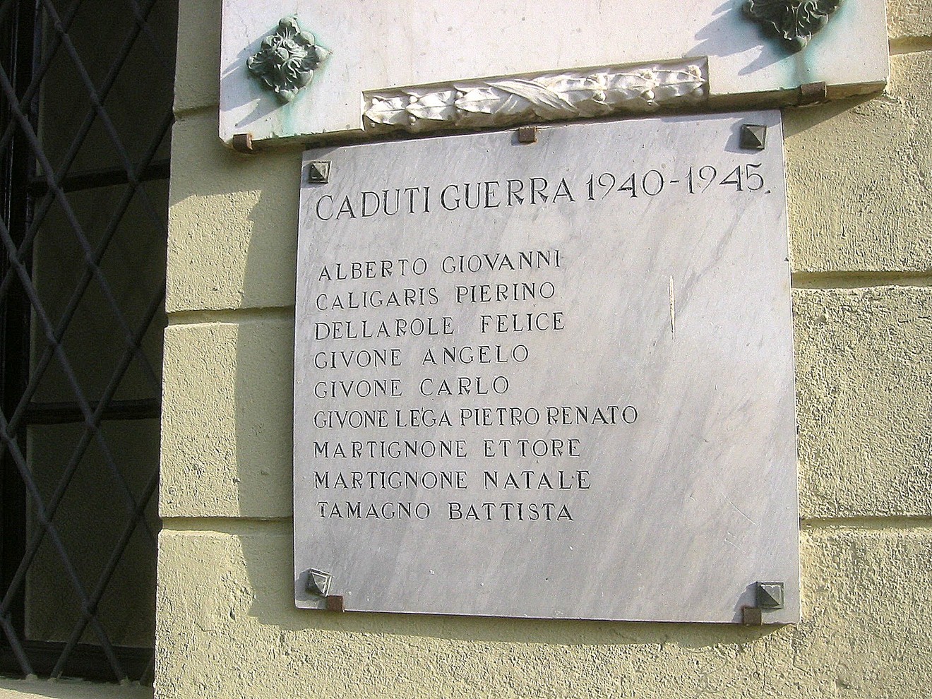 Lapide commemorativa ai caduti di Magnano, in memoria dei soldati della Seconda Guerra Mondiale.