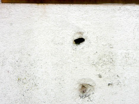 Monumento commemorativo con segni di proiettile a Mottalciata, simbolo di una tragica memoria storica.