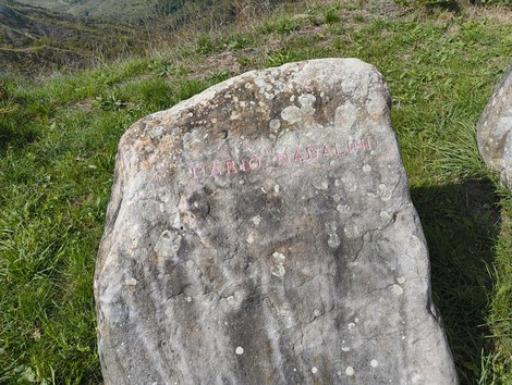 Monumento ai partigiani caduti a Monte Sabbiuno, omaggio alla memoria e al sacrificio dei combattenti per la libertà.