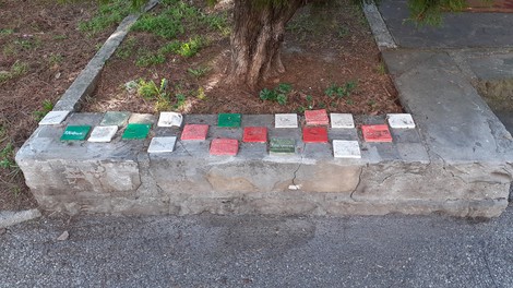 Monumento alle vittime del primo bombardamento su Imola, composto da mattonelle colorate in memoria degli eventi bellici.