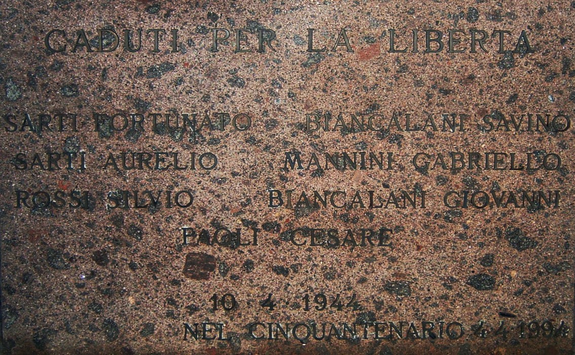 Monumento di Cerreto Maggio, dedicato ai caduti per la libertà, con nomi incisi in memoria degli eroi.