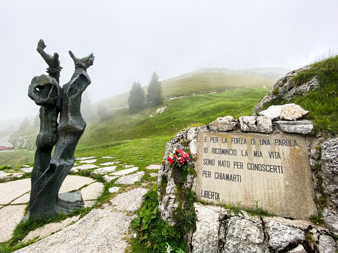 Monumento al Partigiano e alla Resistenza, simbolo di libertà e memoria storica, immerso nella natura.