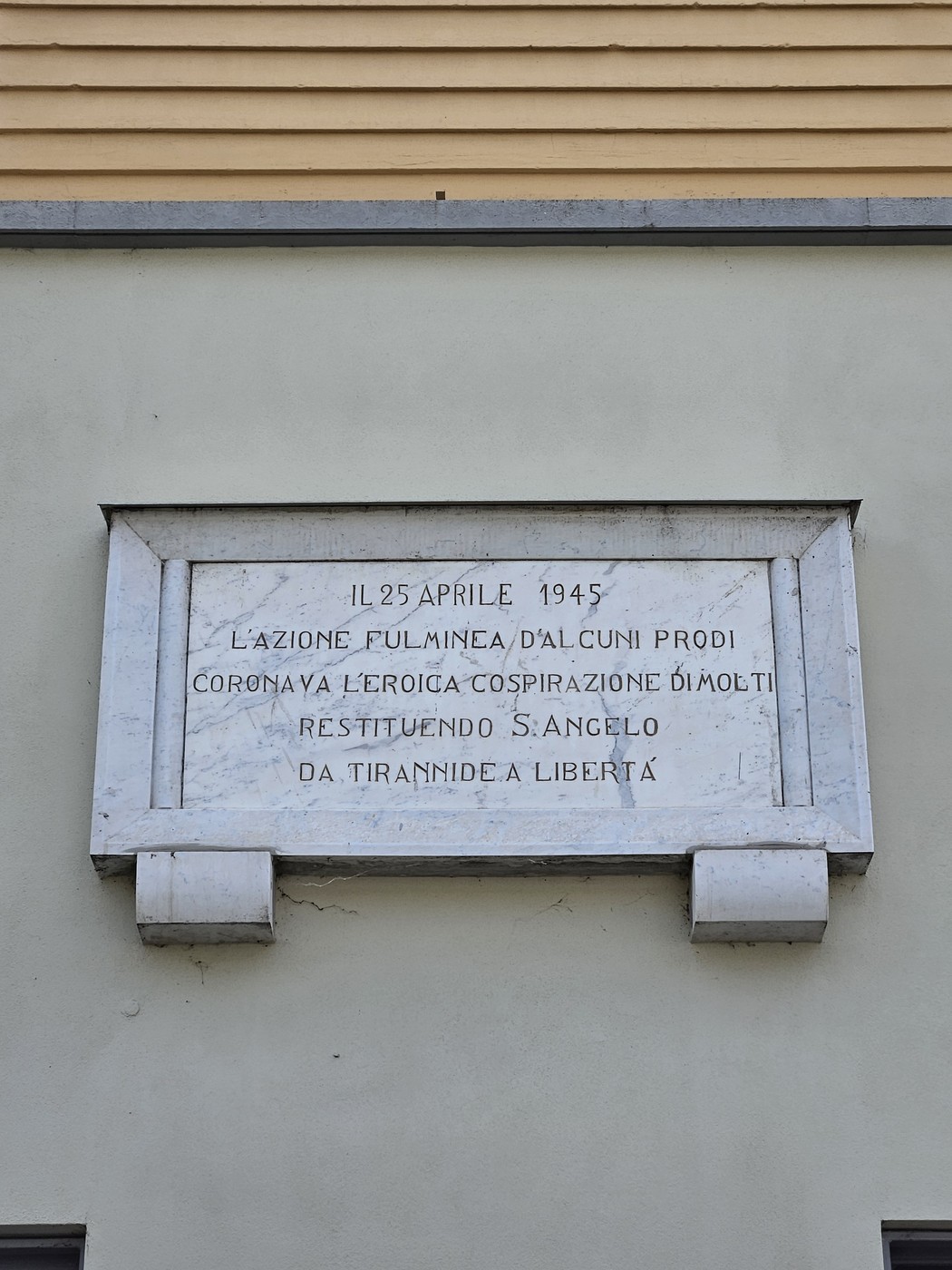 Lapide commemorativa della Liberazione di Sant'Angelo, datata 25 aprile 1945, dedicata a eroici eventi storici.