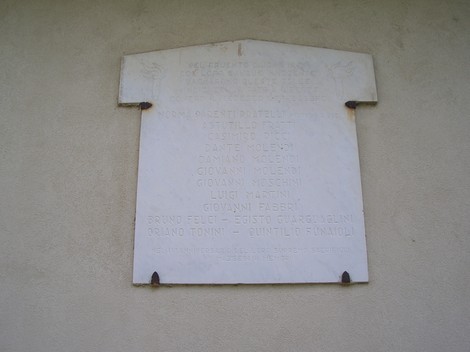 Lapide commemorativa in memoria dei caduti, con nomi incisi di uomini valorosi.