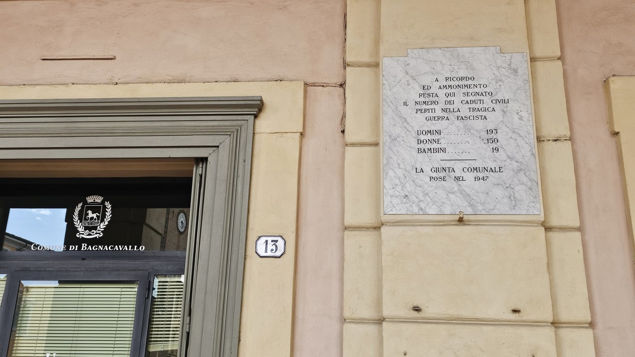 Lapide commemorativa ai caduti civili, affissa su un muro del comune di Bagnacavallo.