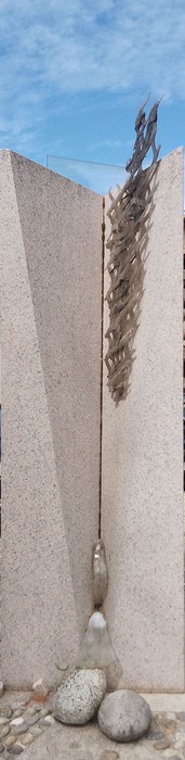 Monumento alla Resistenza, struttura moderna con elementi verticali e sculture evocative per la memoria storica.