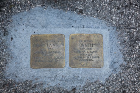 Pietra d'inciampo commemorativa per le sorelle Mieli, con informazioni sui loro destinati e data di nascita.