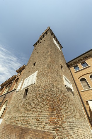 Lapide commemorativa per i caduti nella lotta per la Liberazione, su un edificio storico.