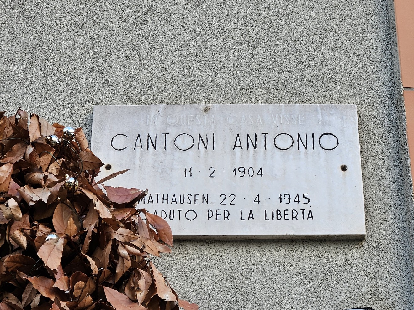 Lapide commemorativa dedicata a Antonio Cantoni, con data e riferimento a Mauthausen.