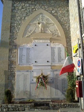 Monumento ai Caduti di Villa Minozzo, commemorazione delle vittime con iscrizioni e decorazioni.