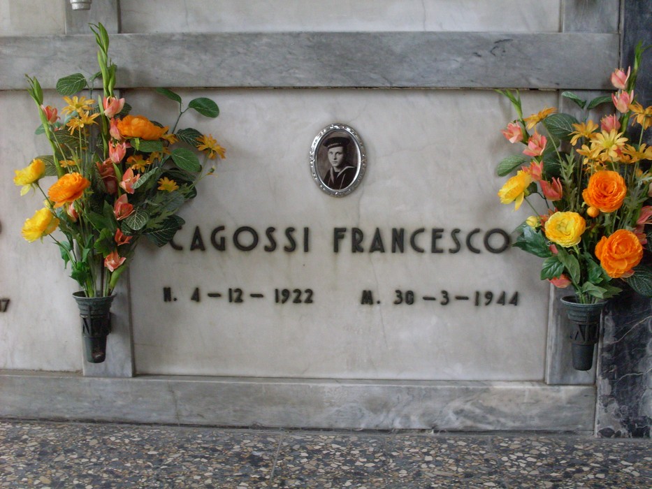 Sacrario dei Caduti di Rio Saliceto, commemorazione dei sacrifici per la libertà. Fiori decorativi ai lati.