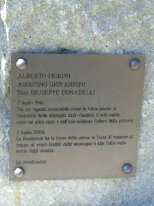 Monumento dedicato a Fiorini, Giovannini e Donadelli, commemorando la Resistenza e la lotta contro il fascismo.