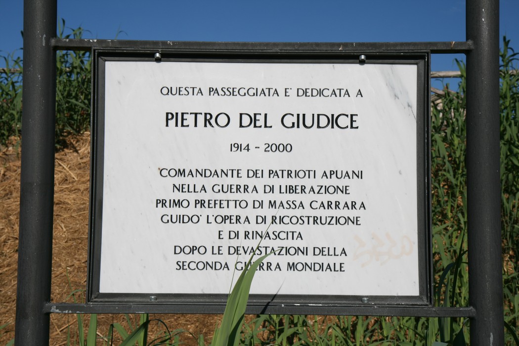 Dedica a Pietro Del Giudice, comandante dei Patrioti Apuani e figura chiave nella ricostruzione post-bellica.