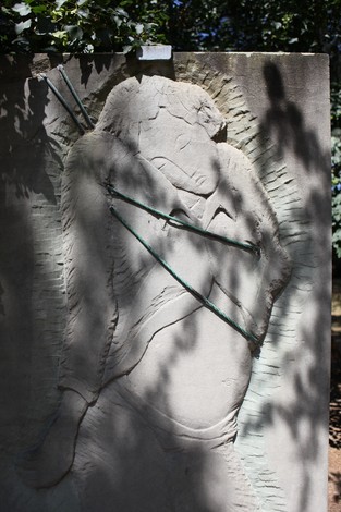 Monumento ai Martiri del Panaro, un'opera commemorativa caratterizzata da un rilievo scultoreo.