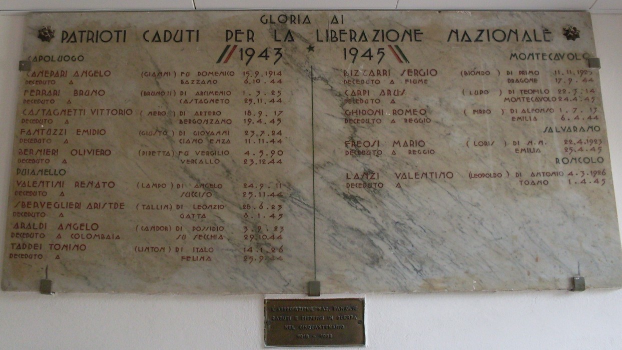 Monumento commemorativo ai caduti per la liberazione, con nomi e date incisi su marmo.