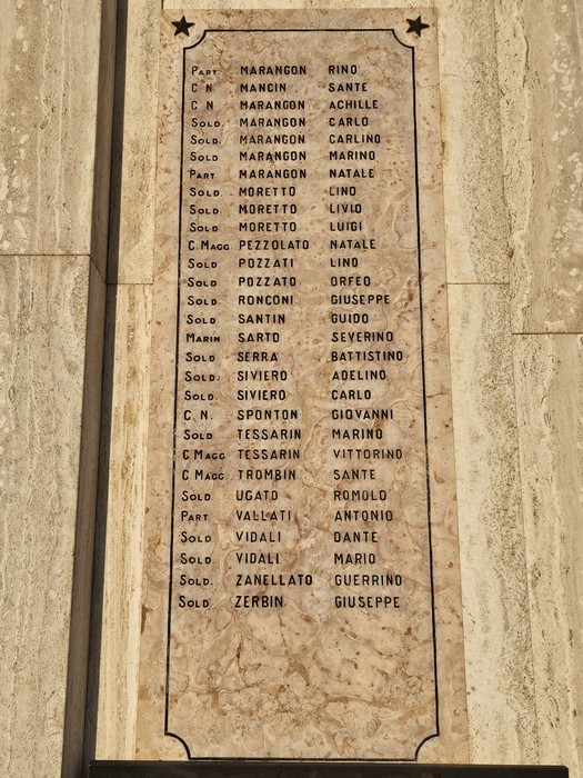 Lapidi commemorative ai caduti di Porto Tolle con nomi incisi in marmo.