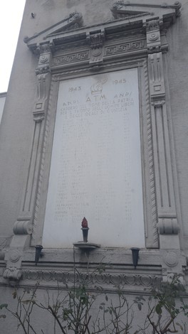 Lapide commemorativa dei tranvieri dell'ATM che hanno perso la vita per la Libertà, con iscrizioni storiche.