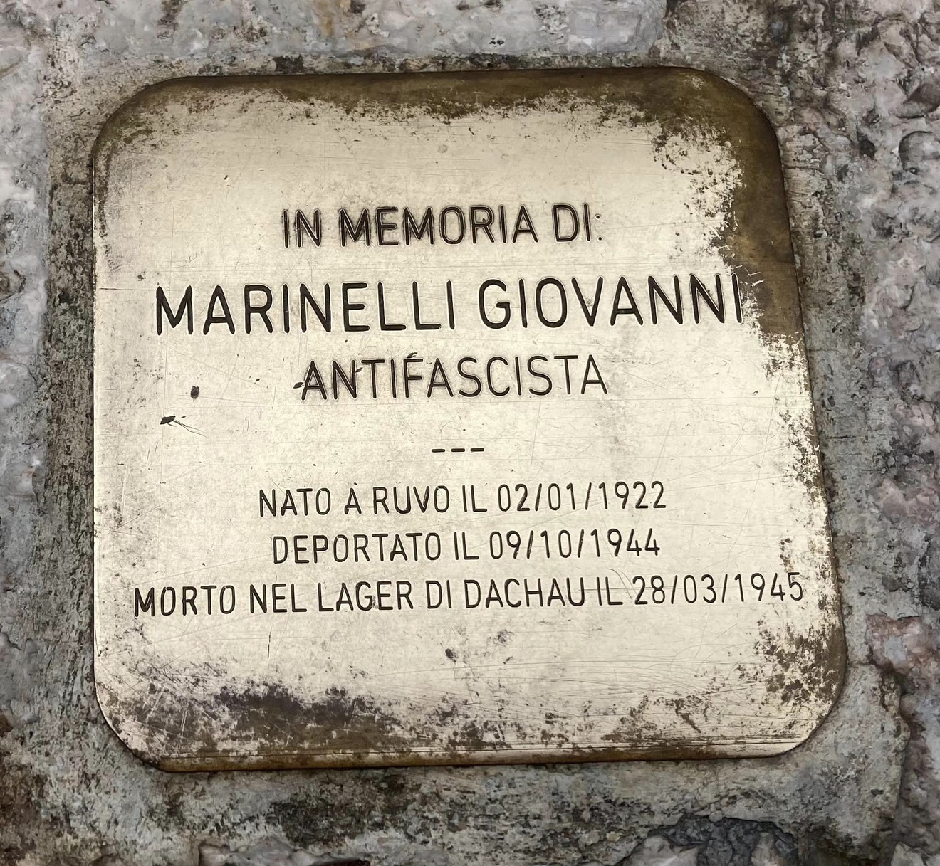 Pietre d'inciampo in memoria di Marinelli, Rossini e Di Palo, simbolo di anti-fascismo e ricordo storico.