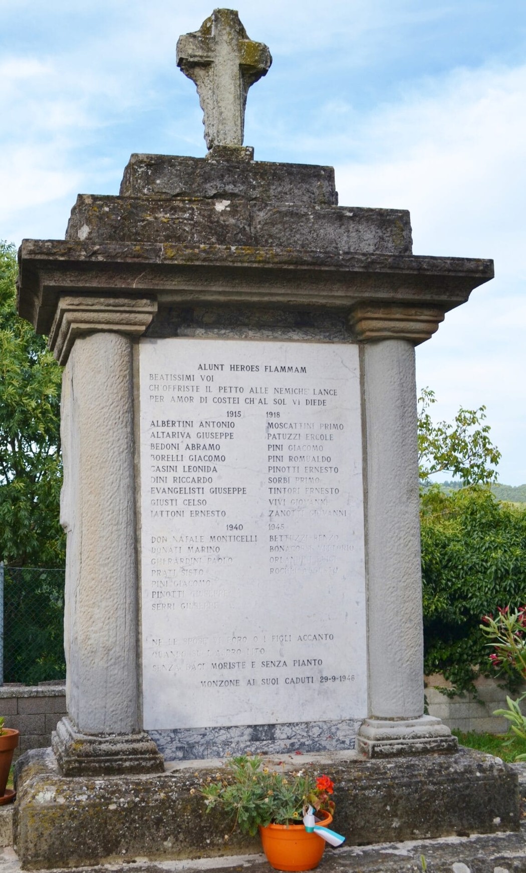 Monumento ai caduti di Monzone, dedicato alla memoria dei soldati e alla loro sacrifício.