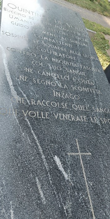 Tomba di Di Vona, un monumento in pietra con iscrizioni commemorative e una croce in rilievo.