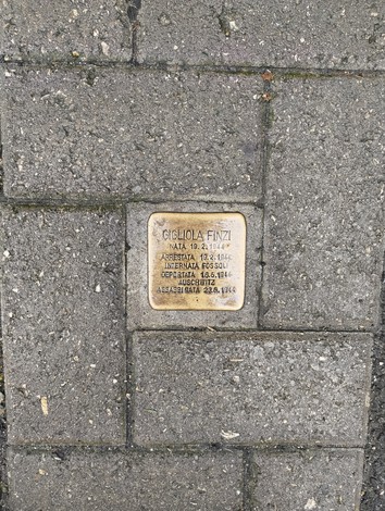 Pietra d'inciampo dedicata a Gigliola Finzi, commemorazione di vittime della persecuzione.