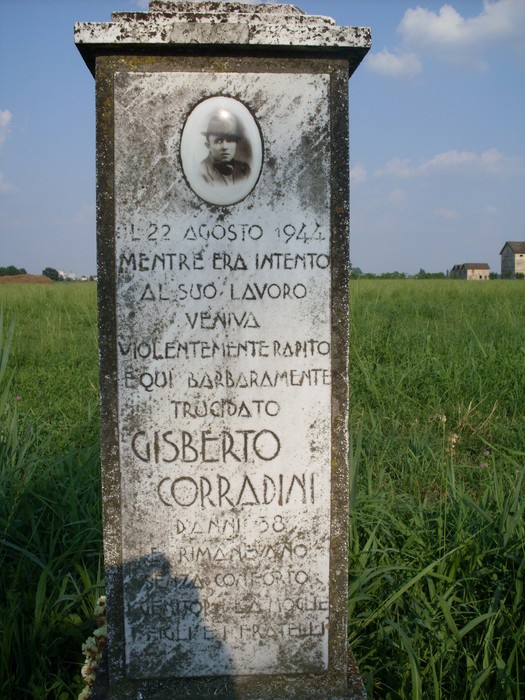 Cippo commemorativo dedicato a Gisberto Corradini, vittima della violenza durante la Seconda Guerra Mondiale.