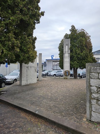 Monumento commemorativo con pilastri in pietra, dedicato ai cantierini caduti nella guerra di Liberazione.