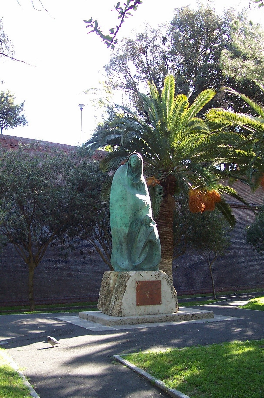 Monumento alle vittime dei bombardamenti, memoriale spoglio e suggestivo immerso nel verde.