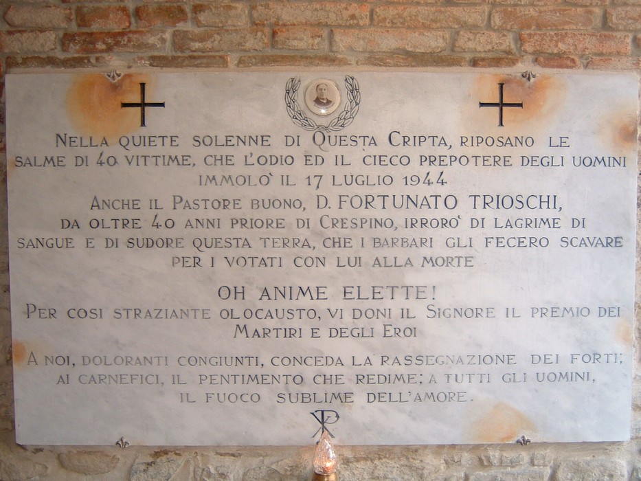 Ossario di Crespino del Lamone: memoriale dedicato ai martiri, con epigrafe commemorativa e simboli religiosi.