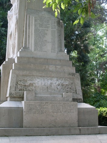 Monumento ai Caduti di Boretto, dedicato alla memoria dei soldati locali, con incisioni e simboli commemorativi.